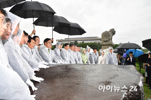 우원식 국회의장, 주호영 부의장, 이학영 부의장, 김병기 더불어민주당 원내대표, 서왕진 조국혁신당 원내대표 천하람 개혁신당 원내대표 등 참석자들이 17일 오전 국회 잔디마당에서 열린 제77주년 제헌절 기념 상징석 제막식에서 기념촬영을 하고 있다. [사진=국회사진기자단]