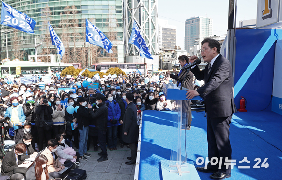 이재명 더불어민주당 대선후보가 3일 오후 서울 종로 보신각터에서 열린 '우리 모두를 위해, 성평등 사회로' 유세에서 지지를 호소하고 있다. [사진=국회사진취재단]