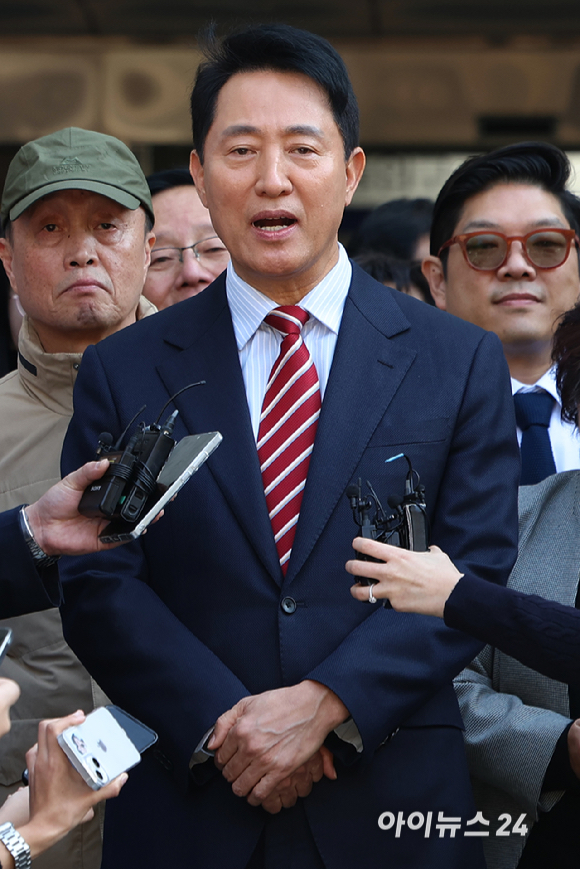 명태균 여론조사비 대납 의혹으로 재판에 넘겨진 오세훈 서울시장이 23일 오후 서울 서초구 서울고등법원에서 열린 정치자금법 위반 혐의 항소심 선고기일에서 무죄 판결을 받고 관련 입장을 밝히고 있다. [사진=곽영래 기자]