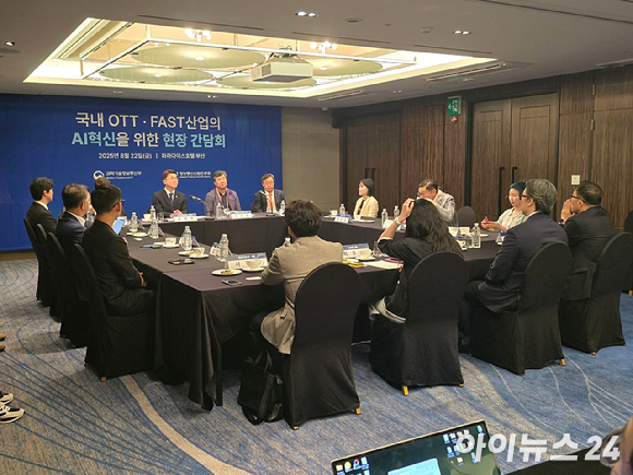 케이팝 데몬 헌터스의 호랑이 캐릭터 '더피'와 주인공 '루미' [사진=넷플릭스]