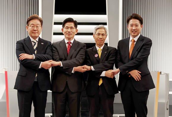 더불어민주당 이재명·국민의힘 김문수·민주노동당 권영국·개혁신당 이준석 대선후보가 23일 서울 영등포구 여의도 KBS 스튜디오에서 열린 제21대 대선 2차 후보자 토론회 시작에 앞서 기념 촬영하고 있다. 2025.5.23 [국회사진기자단] [사진=연합뉴스]