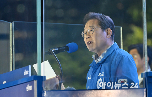 이재명 더불어민주당 대통령 선거 후보가 2일 서울 영등포구 여의도공원에서 열린 피날레 유세에서 연설하고 있다. [사진=곽영래 기자]