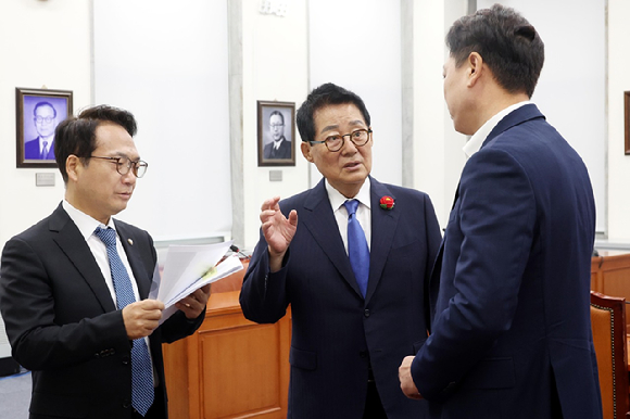 박지원 더불어민주당 국가안보상황점검위원장이 15일 오전 서울 여의도 국회에서 열린 국가안보상황점검위원회 제1차 회의 시작 전 참석자들과 대화를 나누고 있다. 왼쪽부터 박선원 의원, 박 위원장, 부승찬 의원. 2024.10.15. [사진=뉴시스]