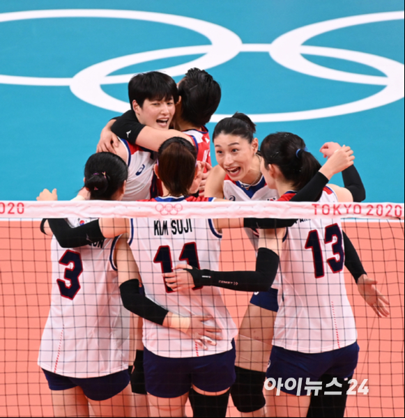 8일 오전 일본 도쿄 아리아케 아레나에서 '2020 도쿄올림픽' 여자 배구 동메달 결정전 대한민국과 세르비아의 경기가 펼쳐졌다. 한국 선수들이 득점을 하고 기뻐하고 있다.