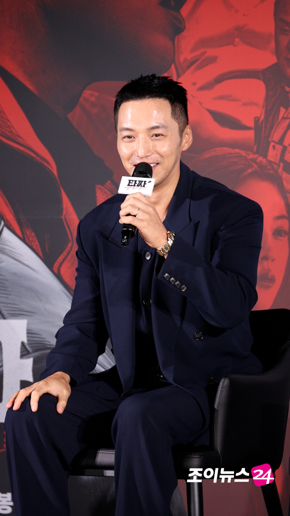 배우 변요한이 지난 18일 오전 서울 용산구 CGV용산아이파크몰점에서 진행된 영화 '타짜: 벨제붑의 노래'(감독 최국희) 제작보고회에 참석해 성대모사를 하고 있다. [사진=문수지 기자]