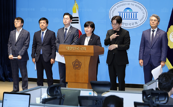 국회 법제사법위원회 서영교 위원장(왼쪽 네 번째)과 더불어민주당 위원들이 22일 국회 소통관에서 조희대 대법원장의 대법관 재제청 거부 관련, 조국혁신당ㆍ진보당 위원들과 함께한 입장을 밝히고 있다. 왼쪽부터 김의겸, 이성윤, 김동아, 서영교, 수어통역, 김기표 의원. 2026.9.22 [사진=연합뉴스]