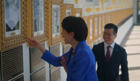 조 바이든 전 미국 대통령 조롱 사진 보며 웃는 다카이치 총리. [사진=백악관 유튜브 계정 캡처]