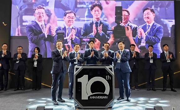 21일 코엑스에서 개최된 삼성 스마트공장 지원사업 10주년 기념행사에서 참석자들이 기념 촬영을 하고 있다. (앞줄 왼쪽부터) 오기웅 중소기업중앙회 상근부회장, 허성무 더불어민주당 의원, 노용석 중소벤처기업부 차관, 박승희 삼성전자 CR담당 사장, 김관영 전북도지사 [사진=삼성전자]