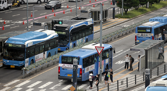 서울 시내버스 노사가 28일 임금 등에 합의했다. 28일 오후 3시부터 서울시 시내버스는 정상 운행한다. 서울역 버스환승센터. [사진=뉴시스]