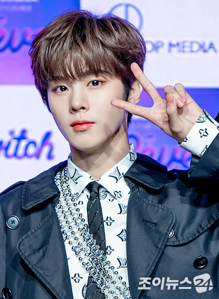 가수 김우석이 7일 온라인으로 진행된 김우석 새 앨범 '3RD DESIRE [Reve]'(서드 디자이어 레브) 발매 기념 쇼케이스에서 포즈를 취하고 있다. [사진=티오피미디어]