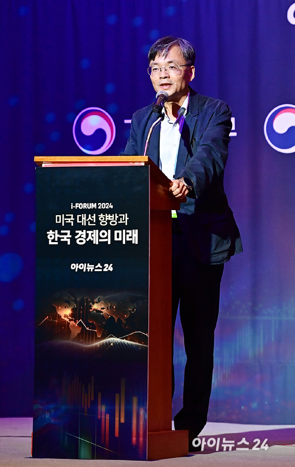 매년 하반기에 주요 이슈를 진단하고 대응 방안을 논의하는 '아이포럼 2024'가 '미국 대선 향방과 한국 경제의 미래' 라는 주제로 23일 서울 중구 롯데호텔 크리스탈볼룸에서 열렸다.조철 산업연구원 선임연구위원이 '산업별 대응 전략 : 자동차∙배터리' 주제로 강연을 하고 있다. [사진=곽영래 기자]