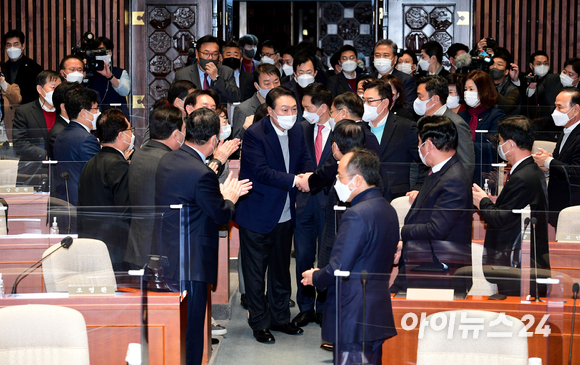 윤석열 국민의힘 대선후보가 6일 서울 여의도 국회에서 열린 국민의힘 '변화와 단결' 의원총회에 참석하고 있다. [사진=김성진 기자]