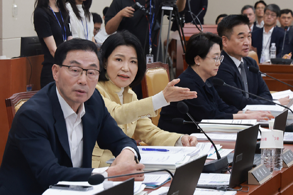 8일 국회 과학기술정보방송통신위원회 전체회의에서 위원장인 더불어민주당 송기헌 의원과 여야 간사인 민주당 한준호 의원&middot;국민의힘 최형두 의원이 대화하고 있다. 2026.9.8 [사진=연합뉴스]