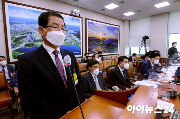 권순호 HDC현대산업개발 대표이사가 지난 18일 오후 서울 여의도 국회에서 열린 국토교통위원회 전체회의에 출석해 광주 건물붕괴 사건과 관련해 노형욱 국토부 장관의 발언을 듣고 있다. [사진=김성진 기자]