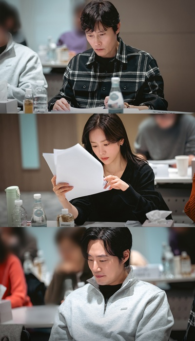 '코리언즈' 이병헌, 한지민, 이희준이 대본리딩을 기념해 사진촬영을 하고 있다. [사진=월트디즈니 컴퍼니 코리아]