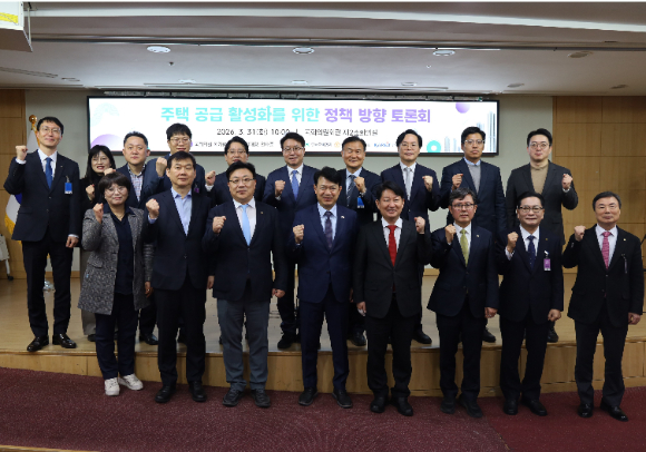 더불어민주당 국토교통위원회 간사인 복기왕 의원(충남 아산갑)이 31일 국회의원회관에서 권영진&middot;염태영&middot;안태준 의원과 한국주택협회, 대한주택건설협회, 한국리츠협회 등이 참여한 가운데 주택 공급 활성화 정책 방향 토론회를 하고 있다. [사진=의원실]