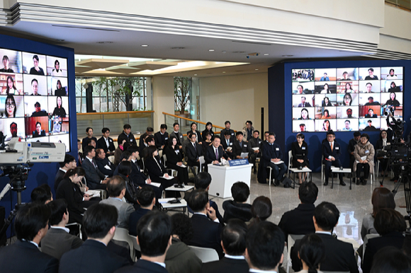 윤석열 대통령이 4일 경기 용인 중소기업인력개발원에서 열린 국민과 함께하는 민생토론회에서 참석자들의 발언을 경청하고 있다. 2024.01.04. [사진=대통령실]
