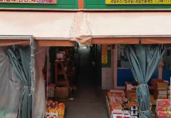 지난 10일 KBS에 따르면 전주시 인후동에 위치한 한 건물주 A씨는 자신의 건물 내부에 통로를 내 인근 아이들의 등하교를 위한 통학로를 만들었다. [사진=KBS]