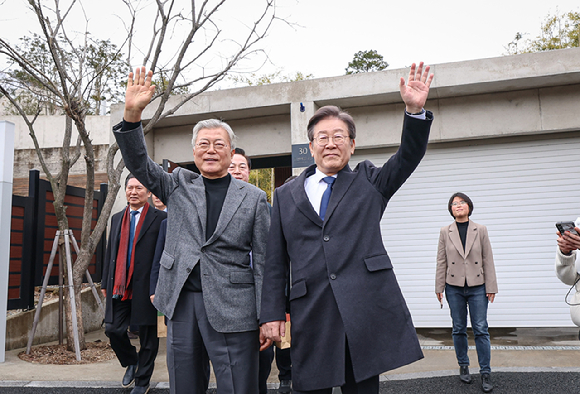 이재명 더불어민주당 대표가 지난 4일 문재인 전 대통령을 예방, 경남 양산시 평산마을 사저에서 문 전 대통령과 함께 지지자들을 향해 손을 흔들고 있다. (사진=더불어민주당 제공) 2024.02.04. [사진=뉴시스]