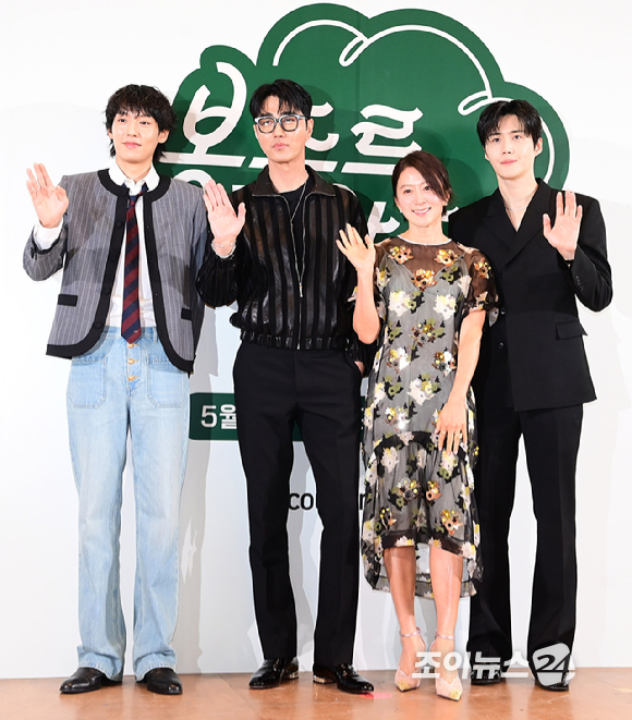 배우 이기택-차승원-김희애-김선호가 6일 오전 서울 중구 명동 커뮤니티하우스마실에서 열린 쿠팡플레이 새 예능 '봉주르빵집' 제작발표회에 참석하고 있다. [사진=정소희 기자]