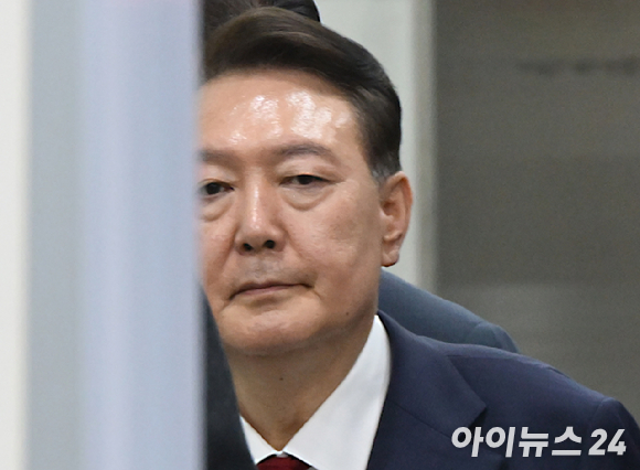 12.3 비상계엄 사태 관련 내란 혐의를 받는 윤석열 전 대통령이 9일 서울 서초구 서울중앙지방법원에서 구속 전 피의자 심문(영장실질심사)을 마치고 대기 장소인 서울구치소로 이동하고 있다. [사진=사진공동취재단]