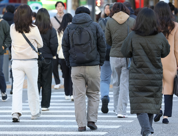 초겨울 날씨를 보인 가운데 서울 종로구 광화문광장 인근 횡단보도에서 시민들이 이동하고 있다. [사진=연합뉴스]