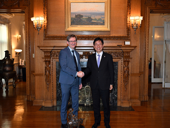 10일 동안 지구와 달을 왕복 비행한 뒤 아르테미스 2호가 지난 11일 태평양에 착수하고 있다. [사진=NASA]