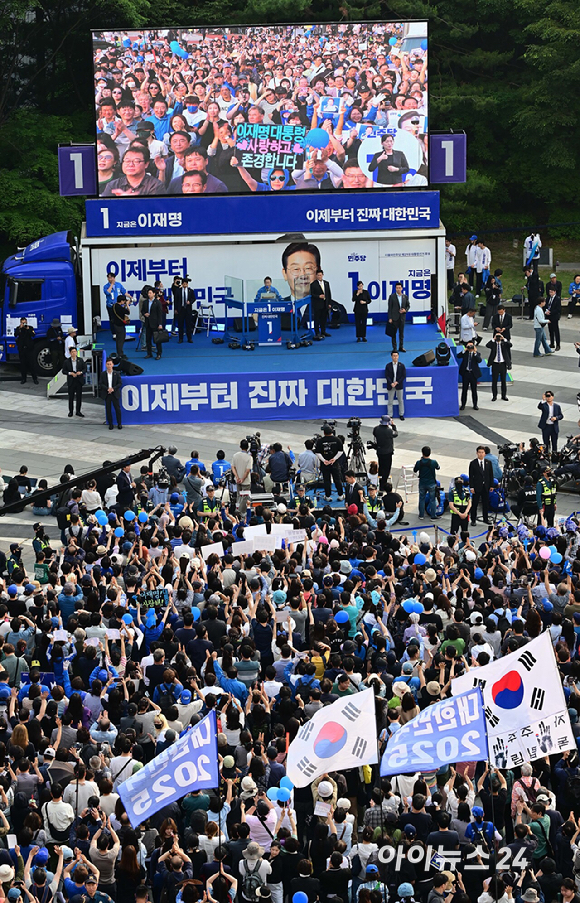 이재명 더불어민주당 대선 후보가 28일 오후 서울 동대문구 왕십리역 광장에서 열린 유세에 참석해 유권자들에게 지지를 호소하고 있다. [사진=곽영래 기자]