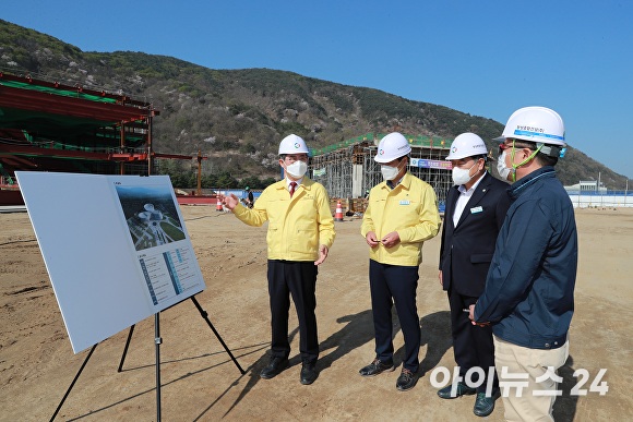 오태완 경상남도 의령군수(왼쪽 첫 번째)가 지난 8일 취임 1주년 맞아 미래교육테마파크 조성현장을 방문해 공사 진행 상황을 점검하고 있다. [사진=경상남도 의령군]