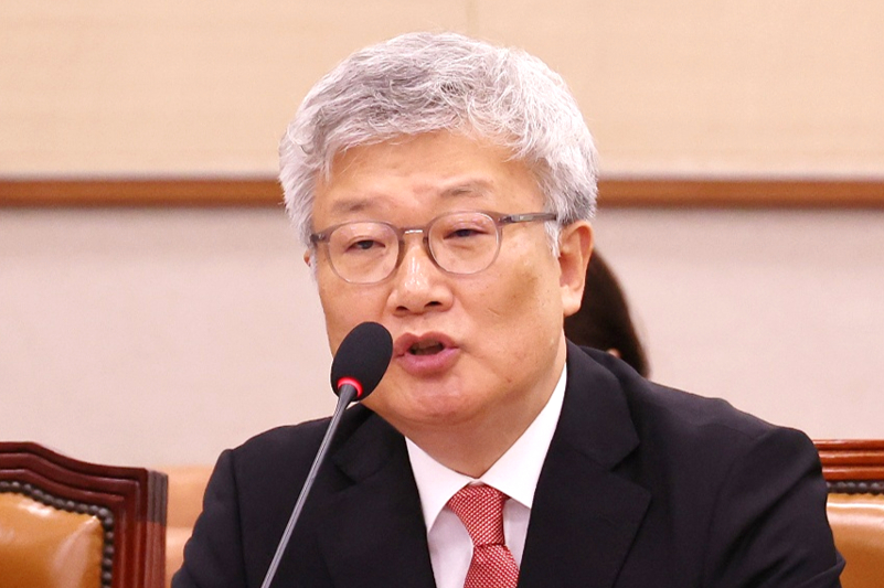 4일 서울 여의도 국회 법제사법위원회 전체회의에서 열린 검찰개혁 공청회에서 검찰제도 전문가들이 발언하고 있다. 왼쪽부터 윤동호 국민대 법대 교수, 한동수 전 대검찰청 감찰부장, 김종민 변호사(법무법인 MK 파트너스), 차진아 고려대 법학전문대학원 교수. [사진=연합뉴스]