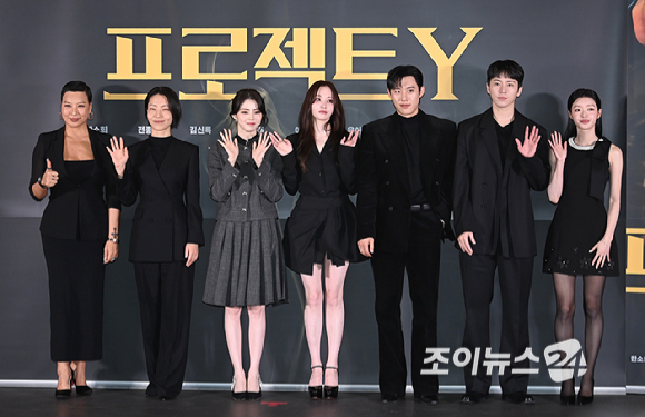 배우 정영주, 김신록, 한소희, 전종서, 김성철, 이재균, 유아가 8일 오후 서울 송파구 신천동&nbsp;롯데시네마 월드타워점에서 열린 영화 '프로젝트 Y' 언론시사회에서 포토타임을 갖고 있다. [사진=곽영래 기자]