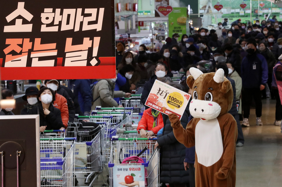 1월 9일 오전 서울 서초구 농협 하나로마트 양재점에서 고객 물가안정을 위한 '한우 100마리! 파격 할인 행사'가 열리고 있다. [사진=뉴시스]