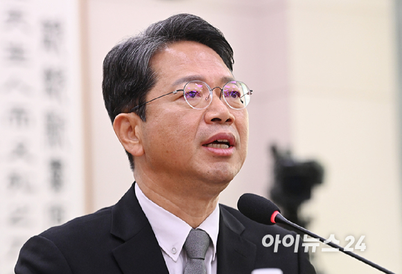 김승원 법무부 장관 후보자가 15일 서울 여의도 국회 법제사법위원회에서 열린 인사청문회에서 질의에 답변하고 있다. [사진=곽영래 기자]