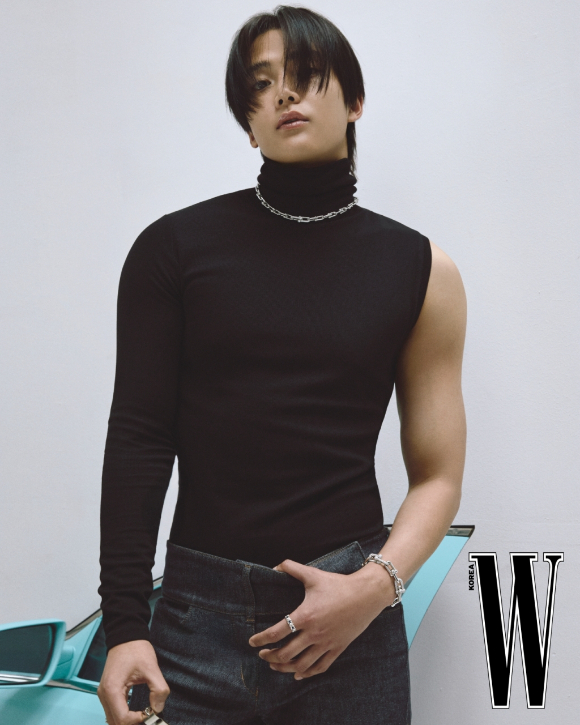 배우 로운이 화보 촬영에서 포즈를 취하고 있다. [사진=더블유 코리아]