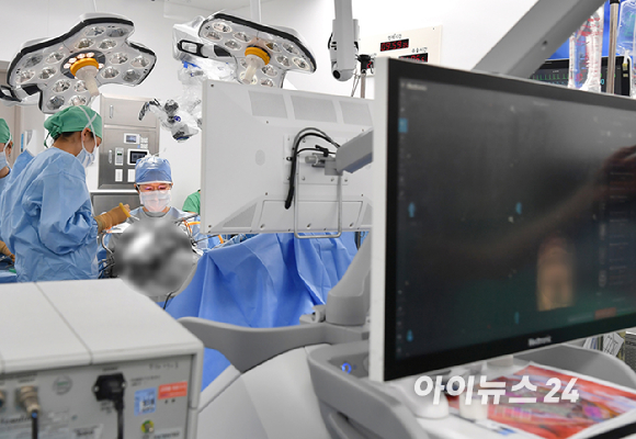국내 뇌질환 의료기기 개발기업 지브레인(Gbrain)이 한국 최초로 뇌이식 의료기기의 임상 이식을 성공적으로 완료해 뇌신경 기술의 상용화 가능성을 본격화하고 있다. 서울대학교병원 신경외과 이은정 교수팀이 지브레인이 개발한 '핀어레이(Phin Array)' 임상 이식 수술을 집도하고 있다. [사진=정소희 기자]