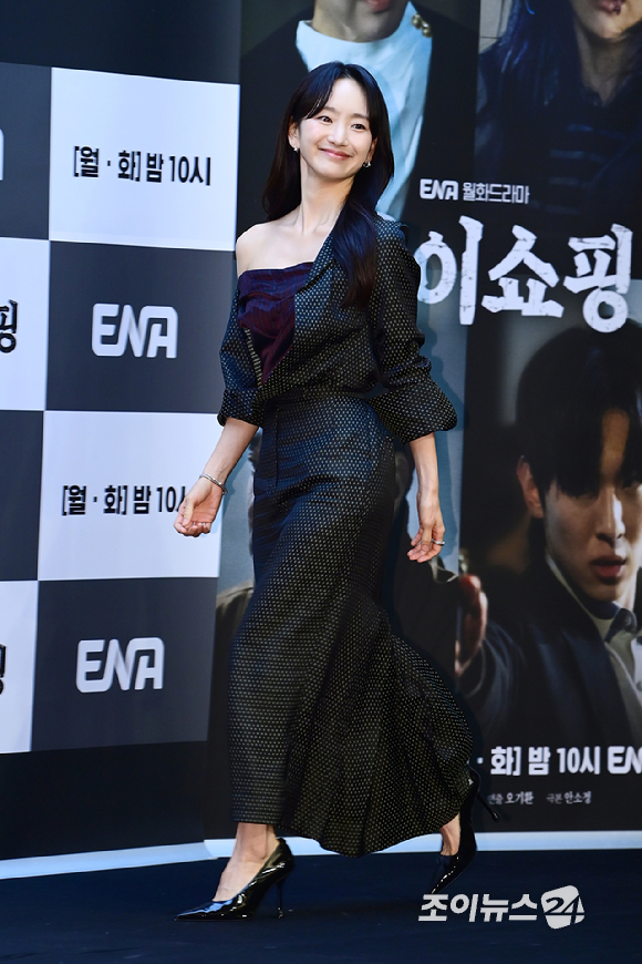 배우 원진아가 21일 오후 서울 마포구 상암동 스탠포드호텔에서 열린 ENA 새 월화드라마 '아이쇼핑' 제작발표회에 참석해 포즈를 취하고 있다. [사진=문수지 기자]