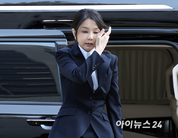 자본시장과 금융투자업에 관한 법률 위반, 정치자금법 위반, 특정범죄 가중처벌 등에 관한 법률 위반(알선수재) 등의 혐의를 받는 윤석열 전 대통령 부인 김건희 씨가 12일 오전 서울 서초구 서울중앙지법에서 열린 구속 전 피의자 심문(영장실질심사)에 출석하고 있다. [사진=사진공동취재단]