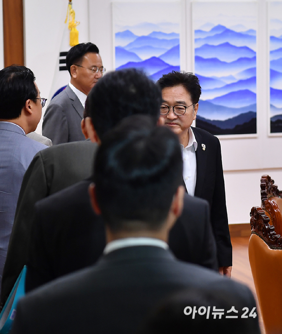 국민의힘 송언석 비상대책위원장 겸 원내대표 및 국민의힘 법사위원들이 18일 오전 국회에서 무차별적 압수수색 영장남발 협조 관련 국회의장 항의방문을 하고 있다. [사진=곽영래 기자]