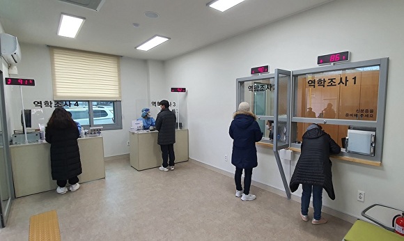 전라북도 정읍시에서 새롭게 조성된 선별진료소에서 시민들이 검사를 하고있다.[사진=정읍시청]