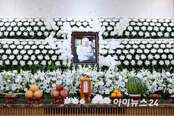 향년 91세를 일기로 별세한 원로 배우 겸 전 국회의원 이순재의 빈소가 25일 서울아산병원 장례식장에 마련됐다. 고인의 영정사진 모습. [사진=사진공동취재단]