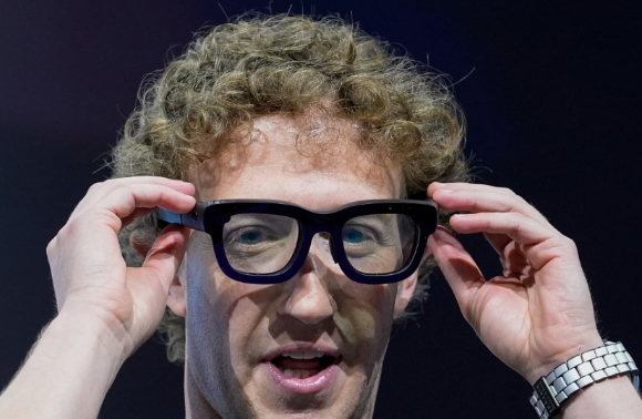 마크 저커버그 메타 CEO가 신제품 오라이언을 착용하고 있다. [사진=AP/연합뉴스]