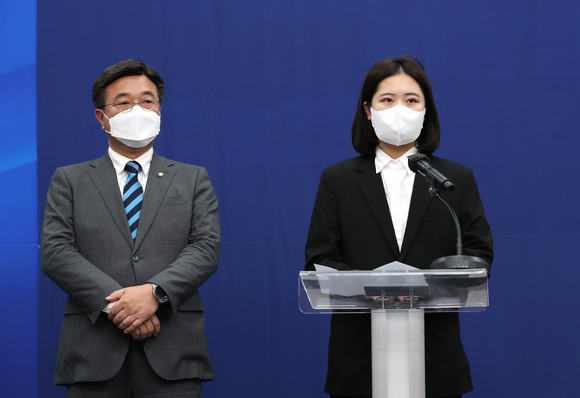 박지현(오른쪽)·윤호중 더불어민주당 공동비상대책위원장이 12일 저녁 국회 당대표실에서 성 비위 의혹으로 제명된 박완주 의원과 관련해 사과하고 있다. (공동취재사진) [사진=뉴시스]