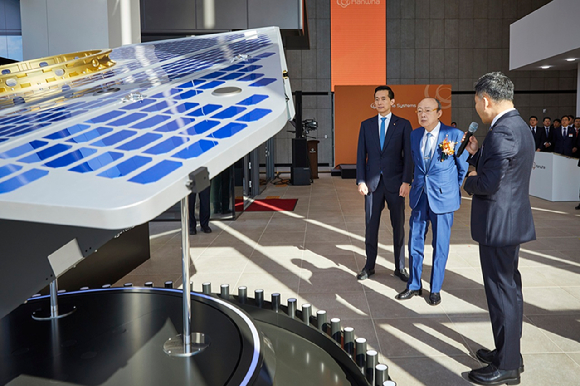 김승연 한화그룹 회장(가운데)과 김동관 부회장(왼쪽)이 해상도 15cm급 'VLEO UHR SAR 위성'의 실물모형을 살펴보고 있다. [사진=한화]