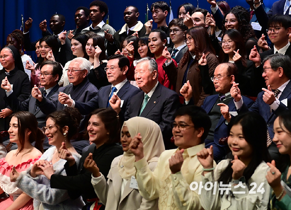 이중근 부영그룹 회장 겸 대한노인회장이 26일 서울 중구 대한상공회의소 국제회의장에서 열린 '우정교육문화재단 2026년 제1학기 장학금 수여식'에 참석해 국내 대학에서 수학 중인 외국인 유학생들에게 장학금을 지급하고 있다. [사진=정소희 기자]
