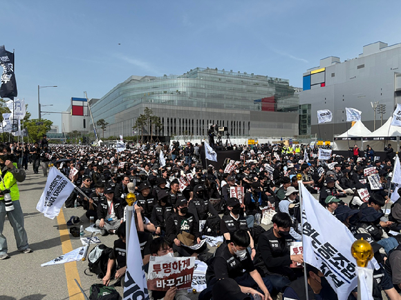 23일 경기 평택 삼성로에서 열린 총궐기 집회에 삼성전자 직원들이 참석해 있다. [사진=권서아 기자]