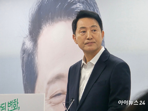 오세훈 국민의힘 서울시장 후보가 28일 서울 종로구 선거사무소에서 열린 기자회견에 참석하고 있다. [사진=김한빈 기자 ]