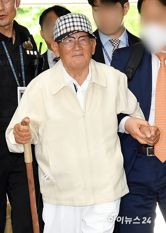 국민의힘과의 정교유착 비리 의혹을 받고 있는 이만희 신천지 총회장이 24일 오후 서울중앙지방법원에서 열린 구속 전 피의자 심문(영장실질심사)을 받기 위해 출석하고 있다. [사진=곽영래 기자]