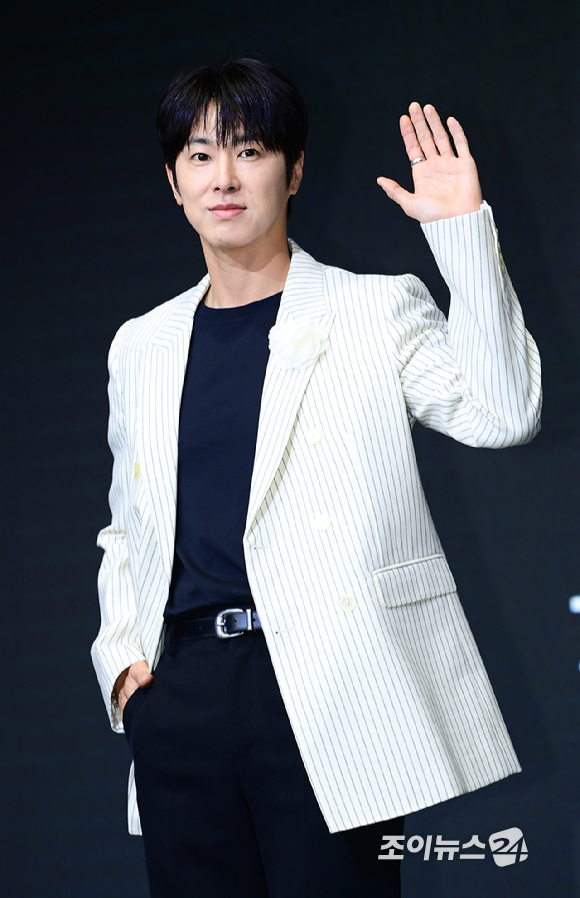 동방신기 유노윤호(정윤호)가 8일 오전 서울 영등포구 콘래드 서울에서 열린 디즈니+의 오리지널 시리즈 '파인: 촌뜨기들' 제작발표회에 참석하고 있다. [사진=정소희 기자]