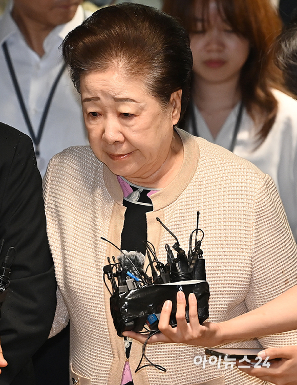 '통일교 현안 청탁' 한학자 총재가 17일 오전 서울 종로구에 마련된 김건희 특검팀(특별검사 민중기) 사무실로 조사를 받기 위해 출석하고 있다. [사진=곽영래 기자]