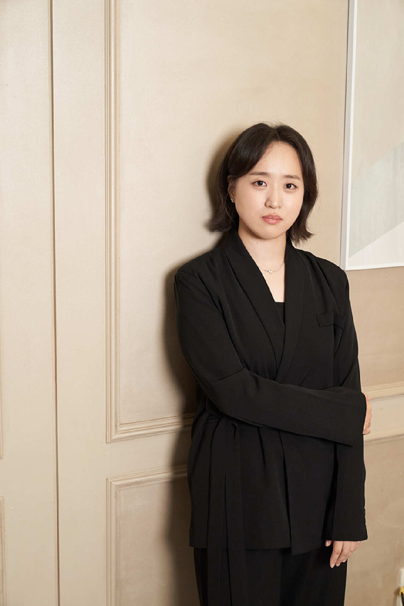 김미조 감독이 영화 '경주기행' 인터뷰에 앞서 포즈를 취하고 있다. [사진=롯데엔터테인먼트]